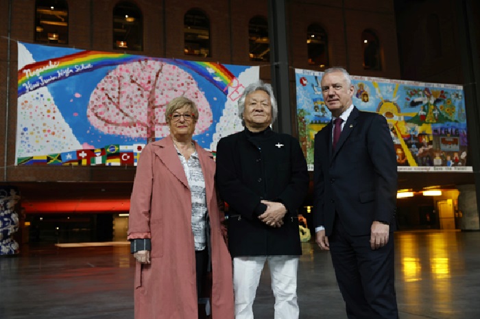 El proyecto Kids’ Guernica  lleva a Azkuna Zentroa – Alhóndiga Bilbao dos murales pintados por niños y niñas de Ucrania y Japón